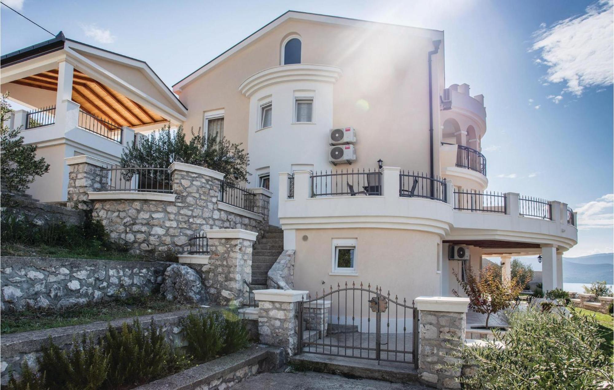 1 Bedroom Lovely Apartment In Komarna Klek Exterior photo