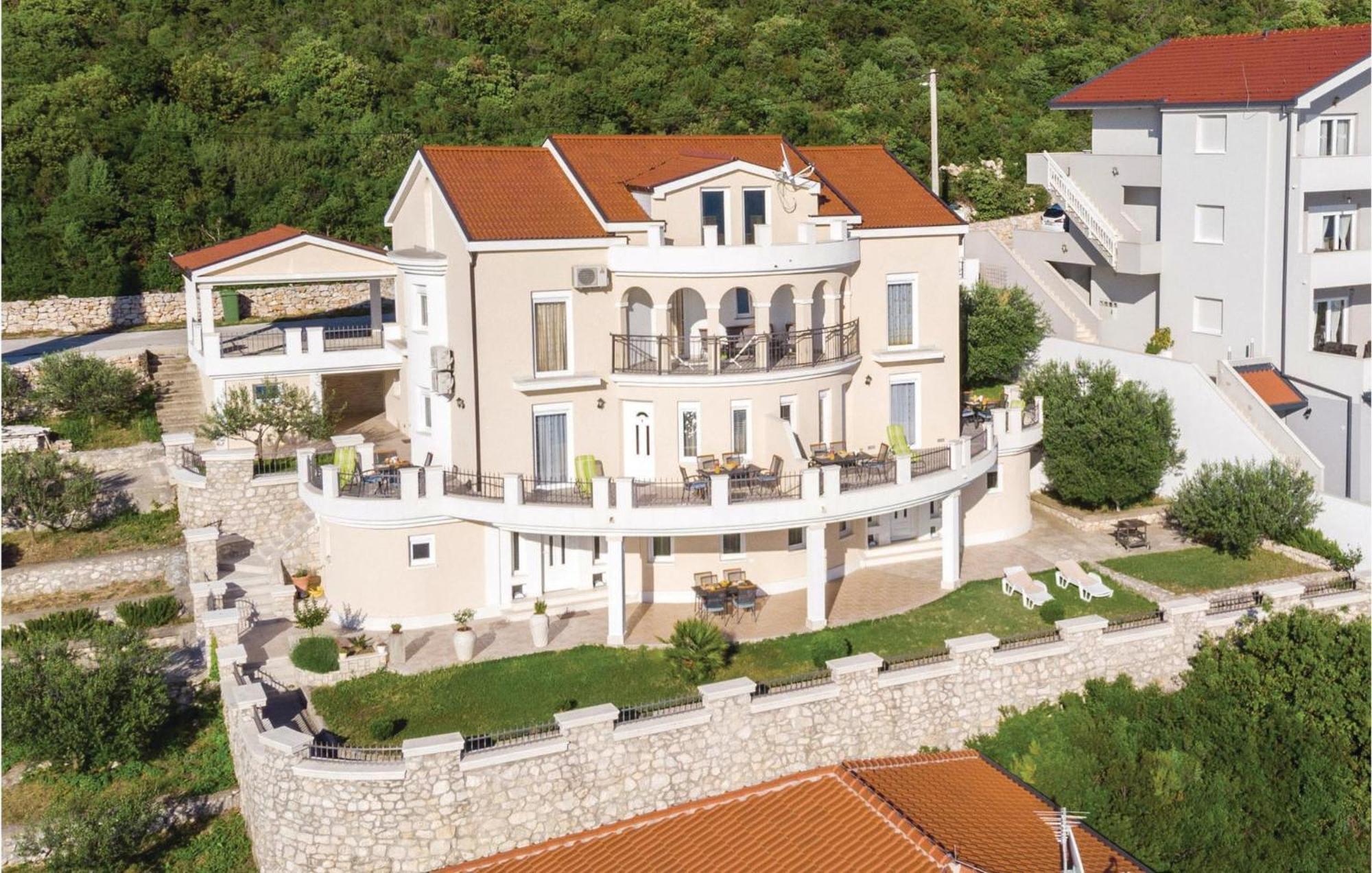 1 Bedroom Lovely Apartment In Komarna Klek Exterior photo